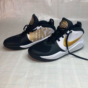 Nike Boys Team Hustle D9 AQ4224-004 Black White/Gold Basketball Shoes Sz 5.5Y